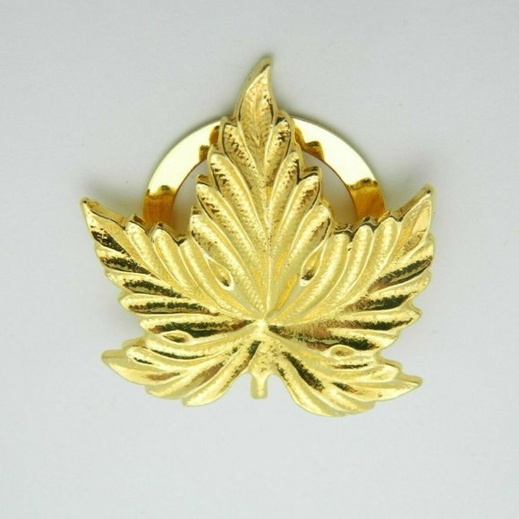 Vintage Jewelry - Gold Tone Maple Leaf Scarf Clip